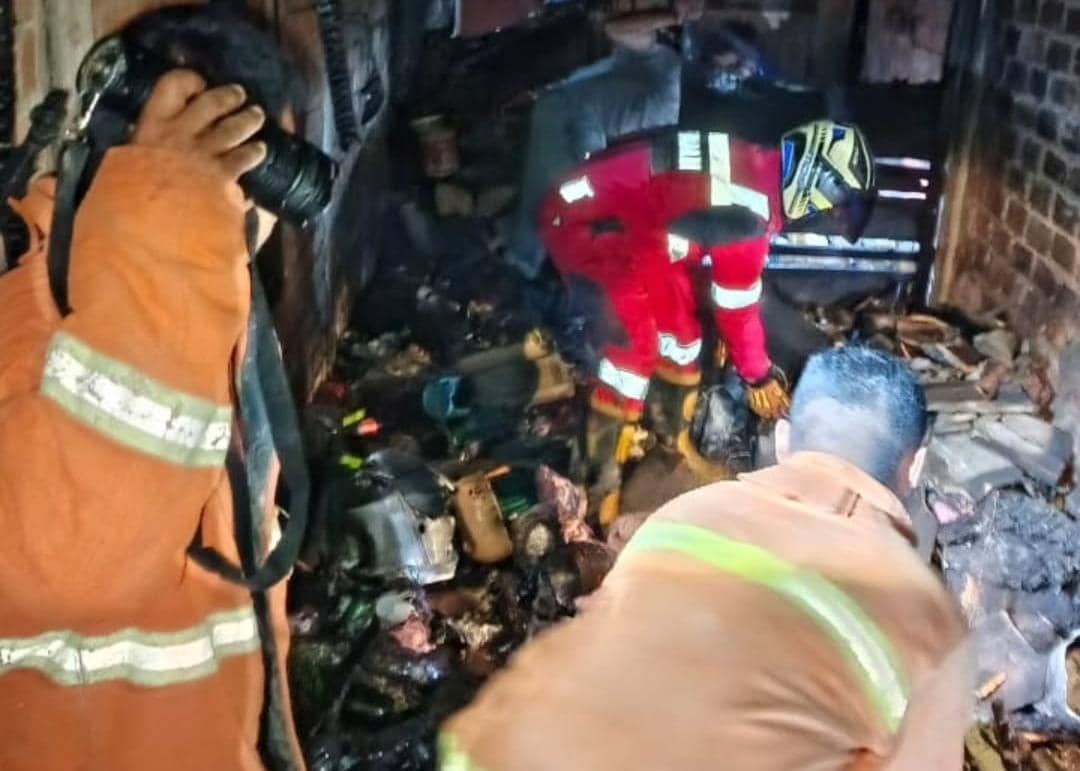 Petugas Damkar saat berupaya memadamkan api di Dusun 6, Desa Gunung Menang, Kecamatan Penukal