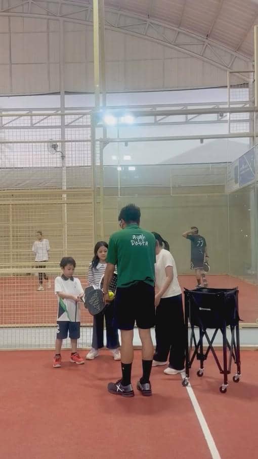 Desta Jadi Pelatih Padel Anaknya Sendiri