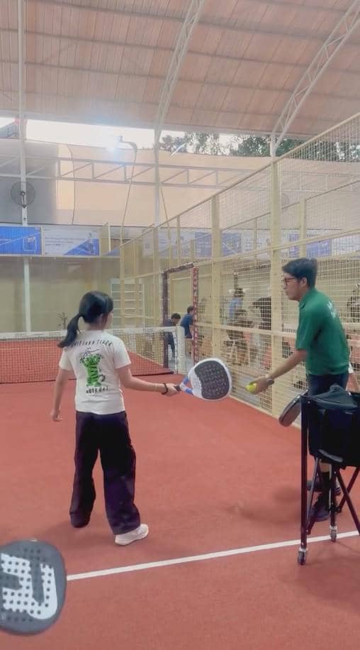 Desta Jadi Pelatih Padel Anaknya Sendiri