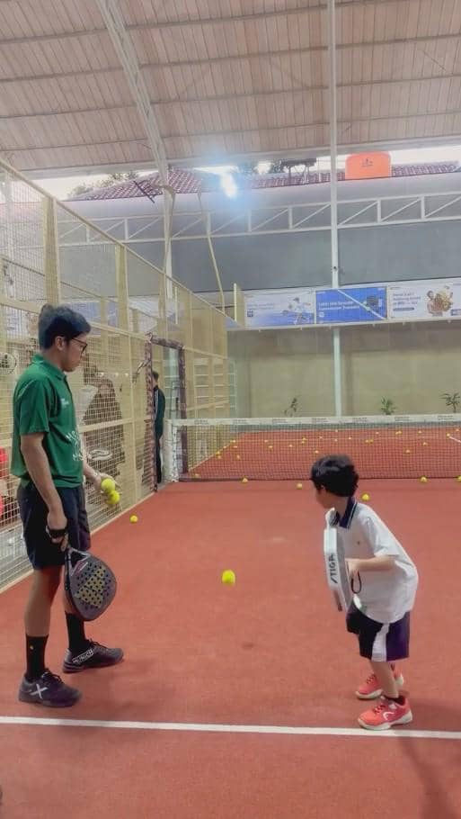 Desta Jadi Pelatih Padel Anaknya Sendiri