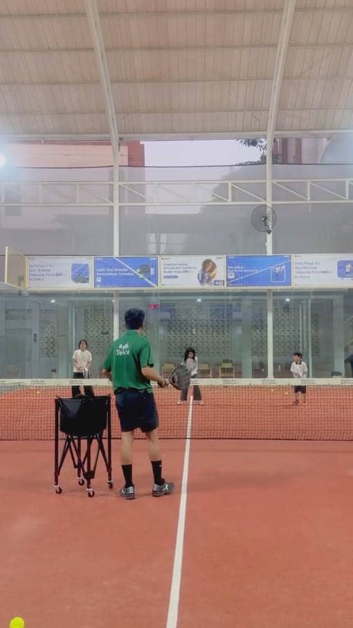 Desta Jadi Pelatih Padel Anaknya Sendiri