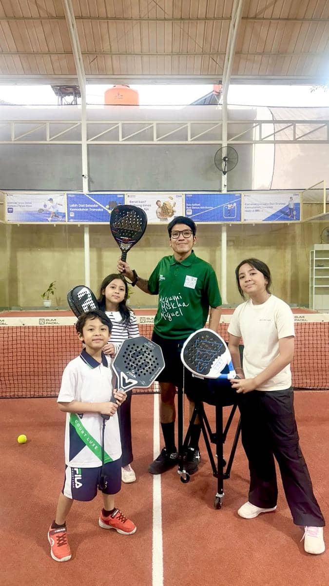 Desta Jadi Pelatih Padel Anaknya Sendiri