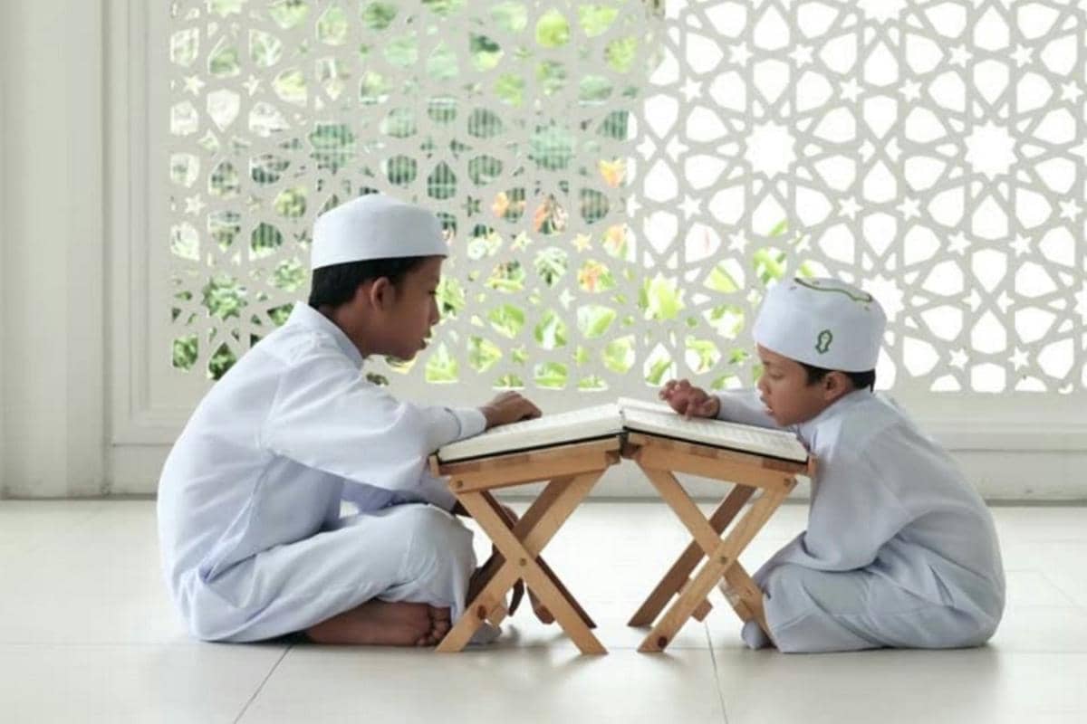 Anak belajar puasa dengan pendampingan saat ramadan