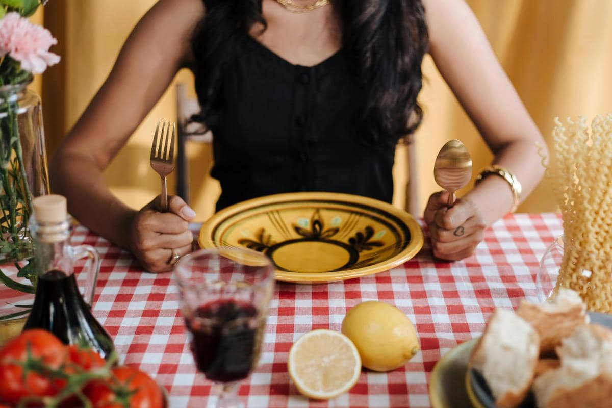 ilustrasi cara memegang sendok dan garpu