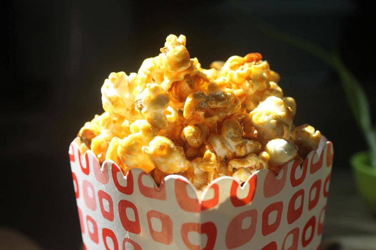 ilustrasi popcorn karamel