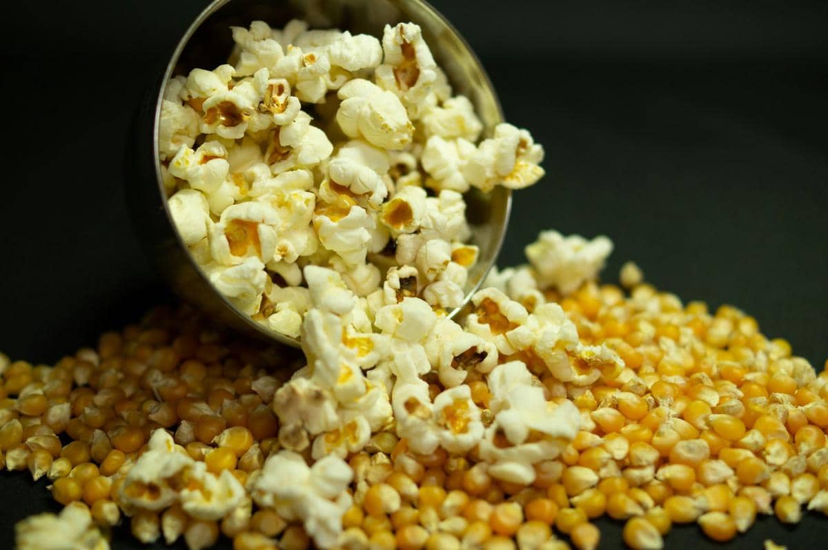 ilustrasi popcorn yang jadi salah satu camilan rendah kalori
