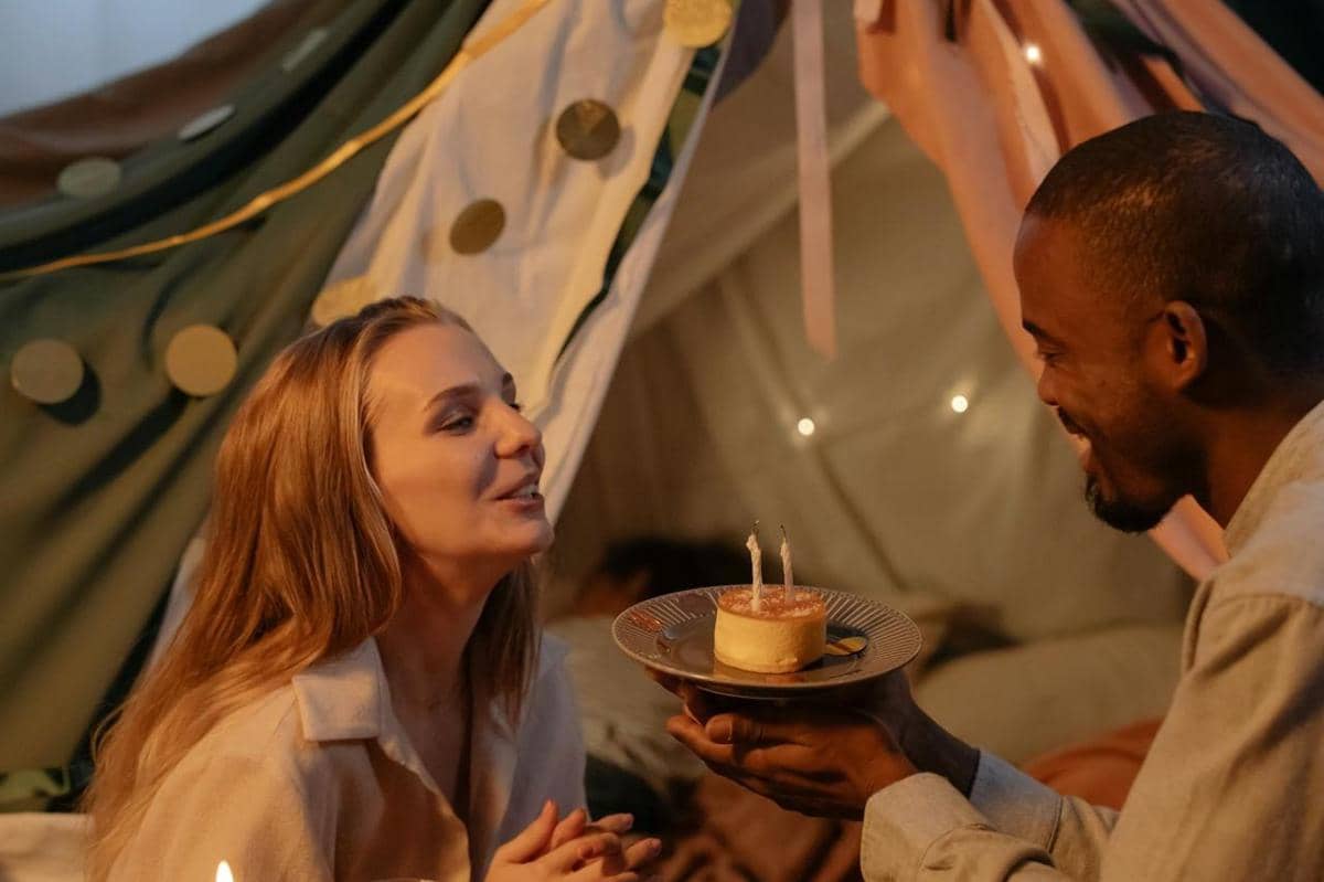 ilustrasi merayakan malam Valentine di dalam rumah 