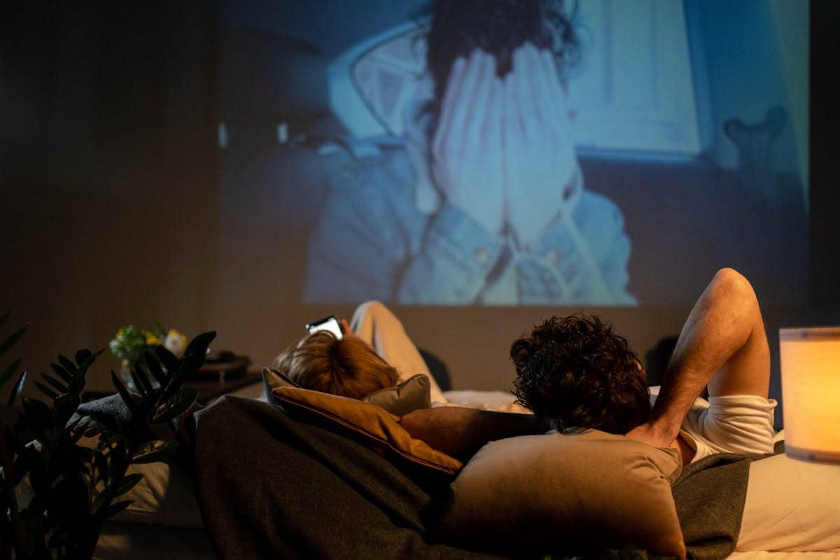 ilustrasi malam Valentine diisi dengan menonton film bersama dengan pasangan 