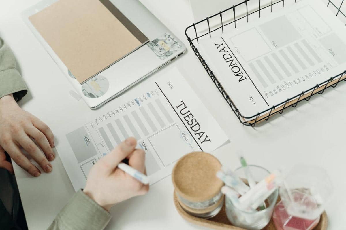 ilustrasi seseorang menulis jadwal harian