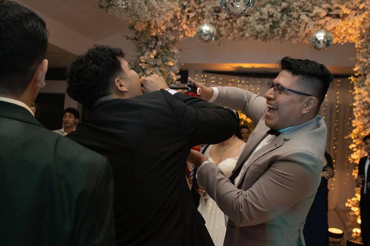 ilustrasi teman bahagia