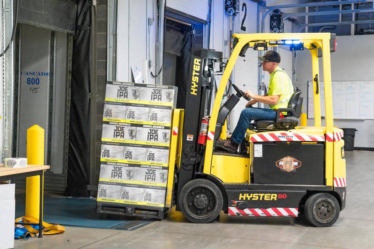 Gaji Operator Forklift 2026 di Indonesia, Segini Nominalnya!