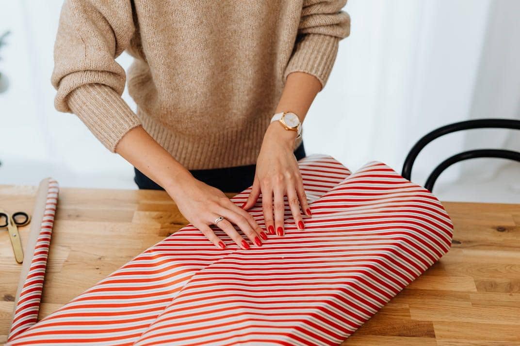 ilustrasi tips mengatur anggaran kado valentine agar keuangan tidak boncos 