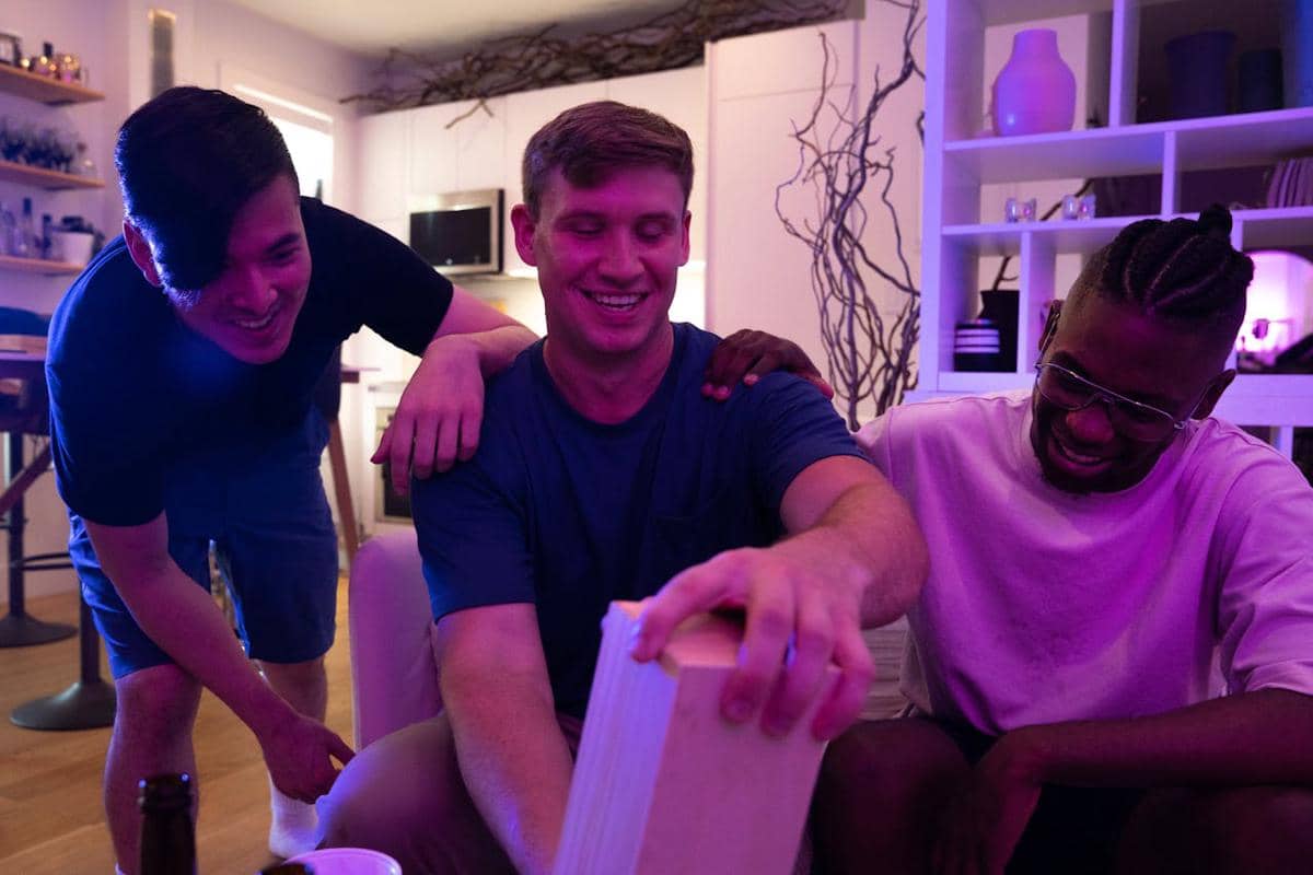 ilustrasi teman bahagia