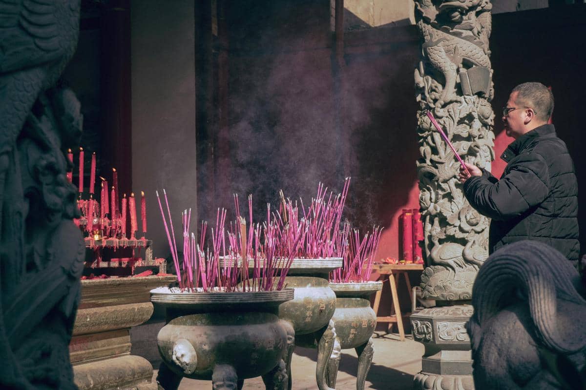 Ilustrasi area altar dengan hiasan dupa dan lilin