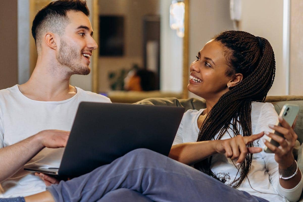 ilustrasi pasangan yang melihat foto digital kenangan mereka di laptop