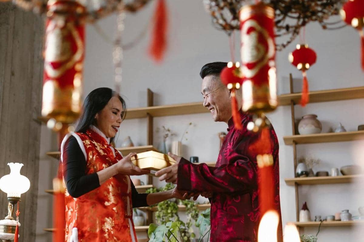 ilustrasi jenis hadiah Imlek yang bikin apes jika diberikan secara sembarangan