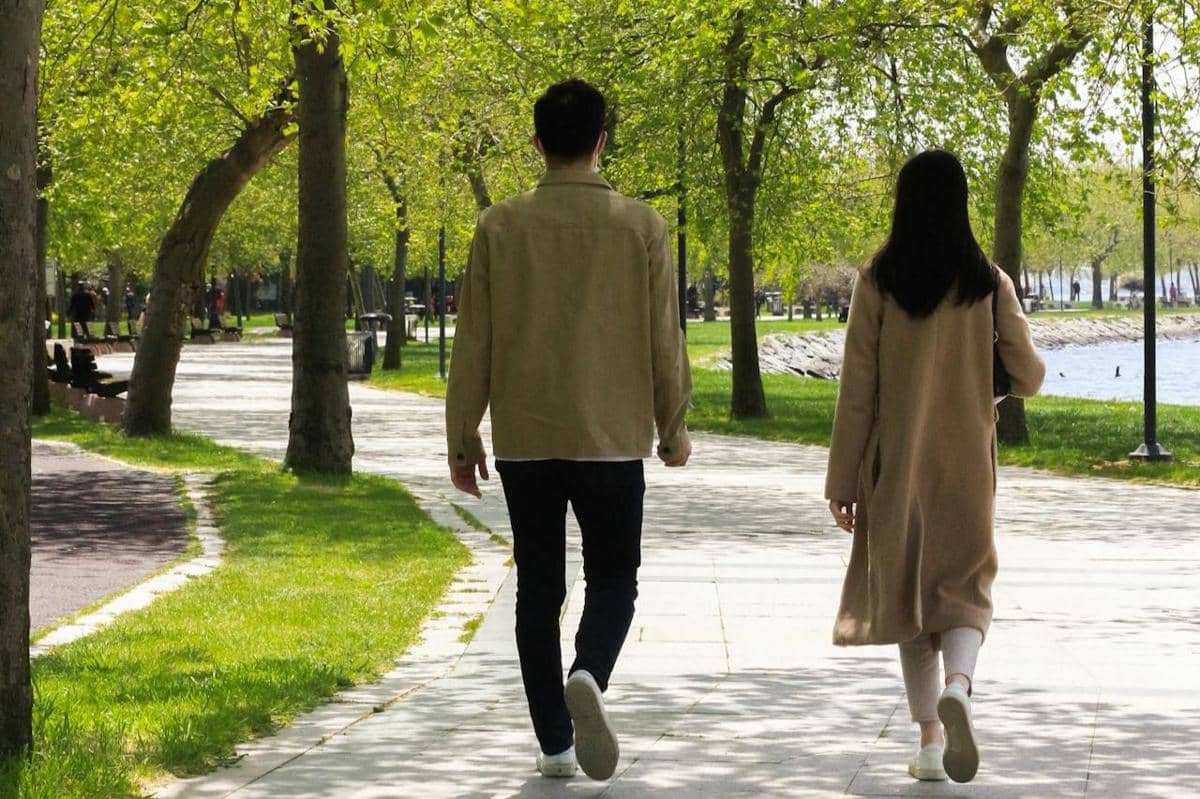 ilustrasi pasangan yang berjalan-jalan di taman 