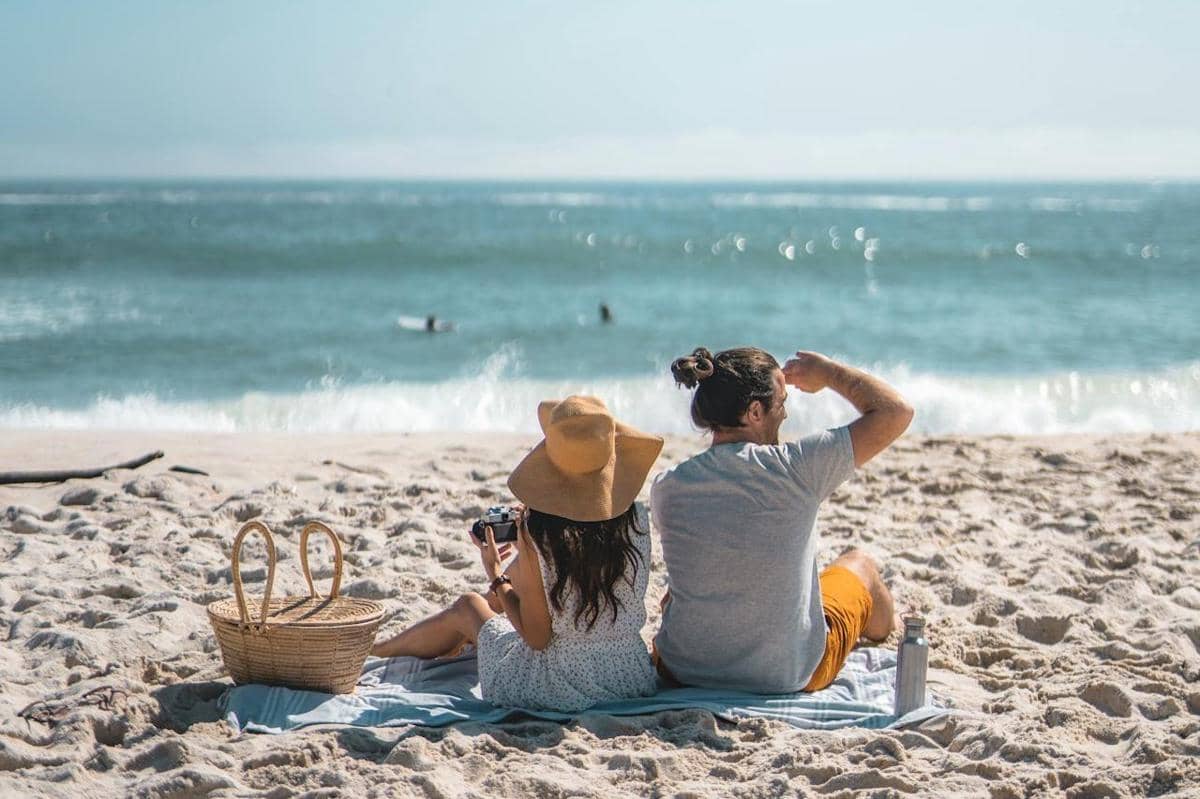 ilustrasi merencanakan liburan bersama pasangan 