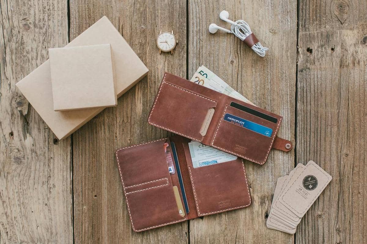 ilustrasi memberikan dompet sebagai hadiah Imlek bisa bikin rezeki seret