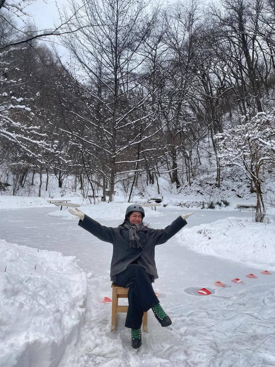 Ersa Mayori dan buah hati main salju di Kota Karuizawa