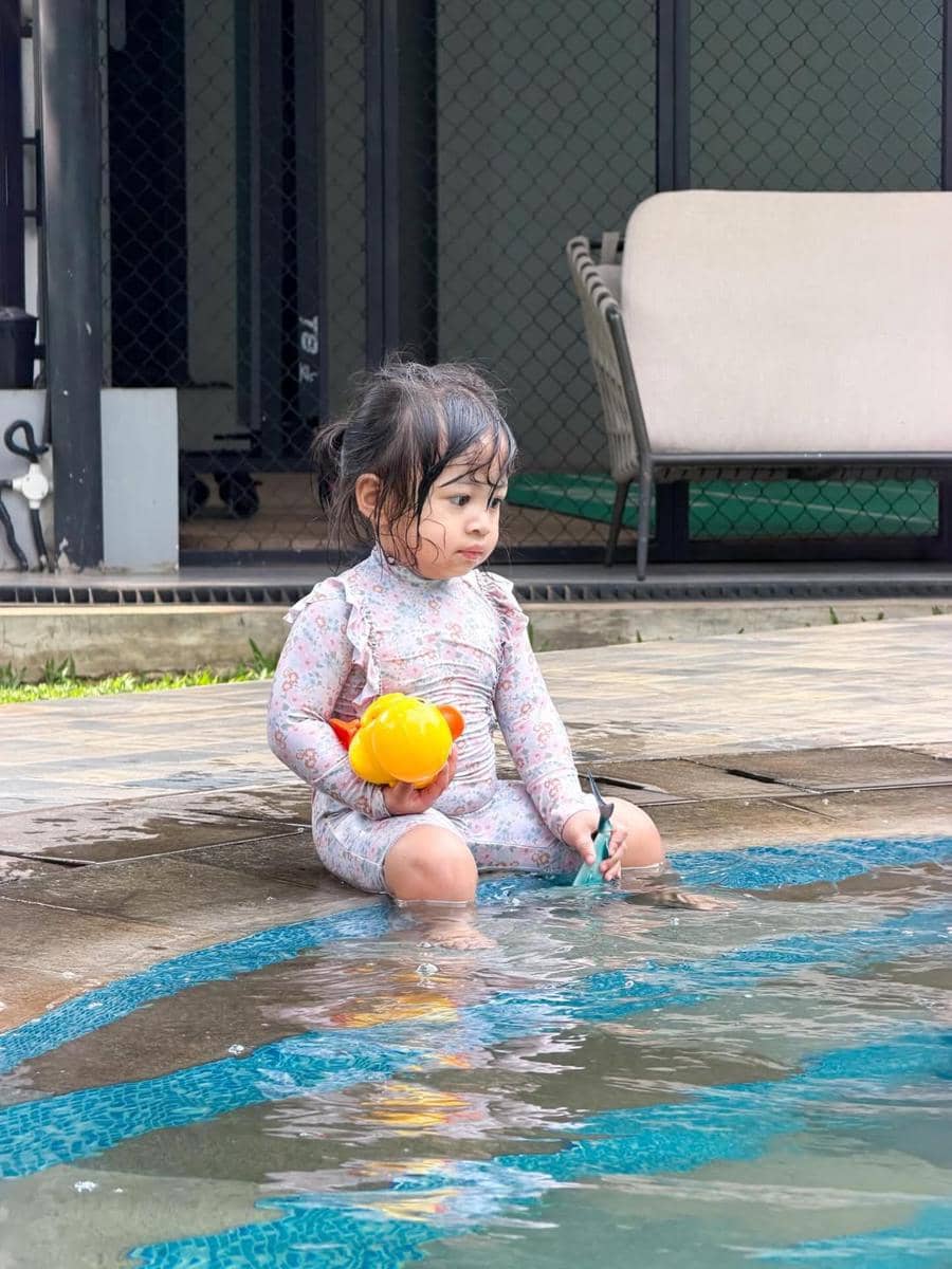 Ranaima saat berenang.