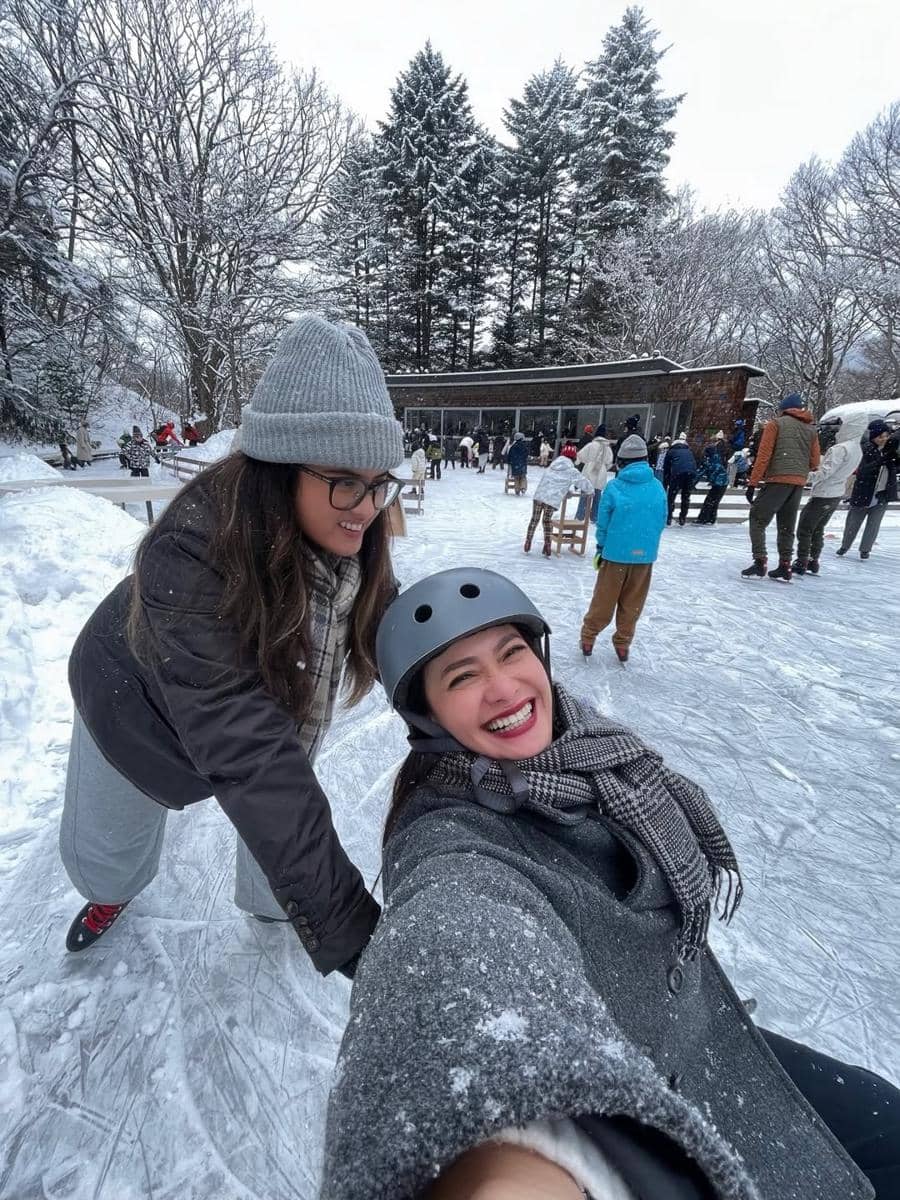 Ersa Mayori dan buah hati main salju di Kota Karuizawa