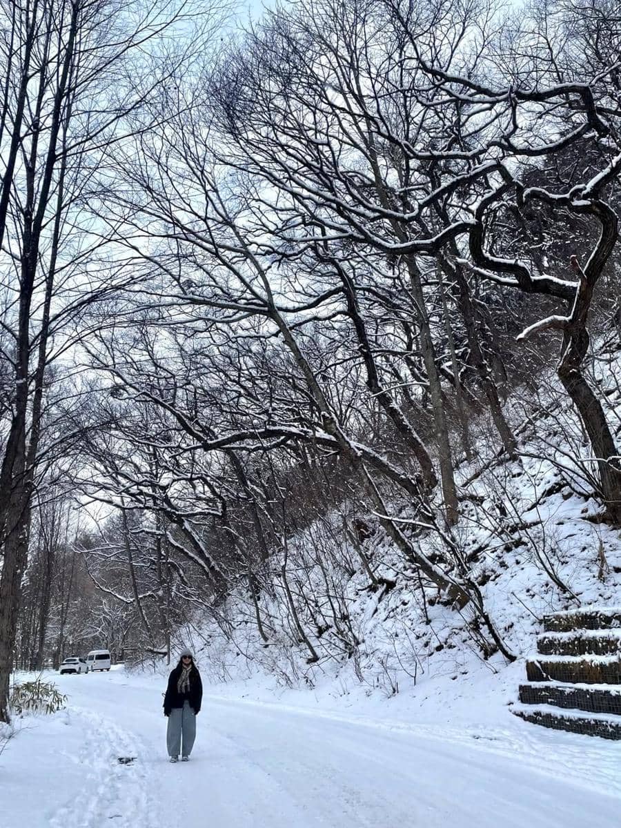 Ersa Mayori dan buah hati main salju di Kota Karuizawa