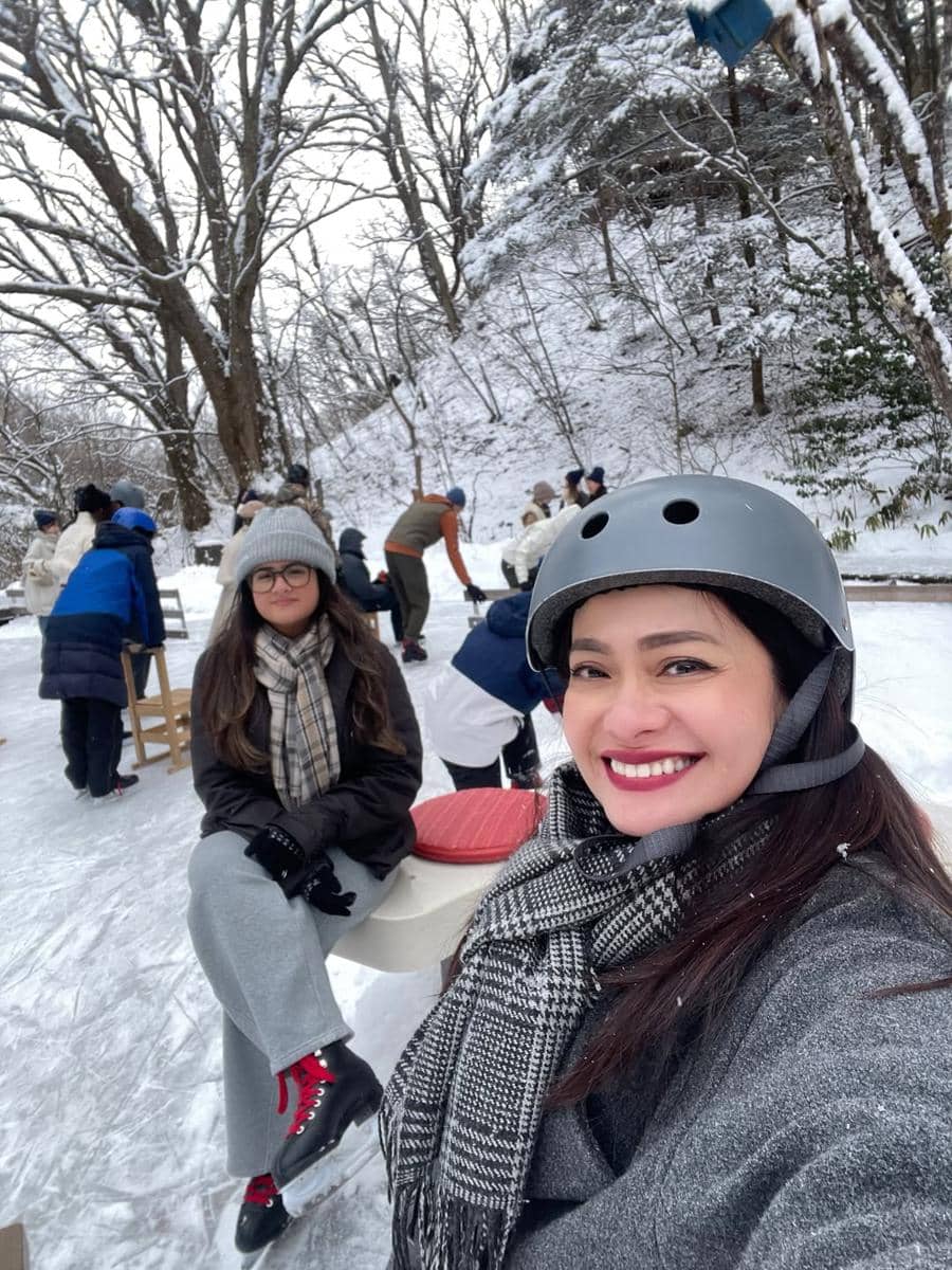 Ersa Mayori dan buah hati main salju di Kota Karuizawa