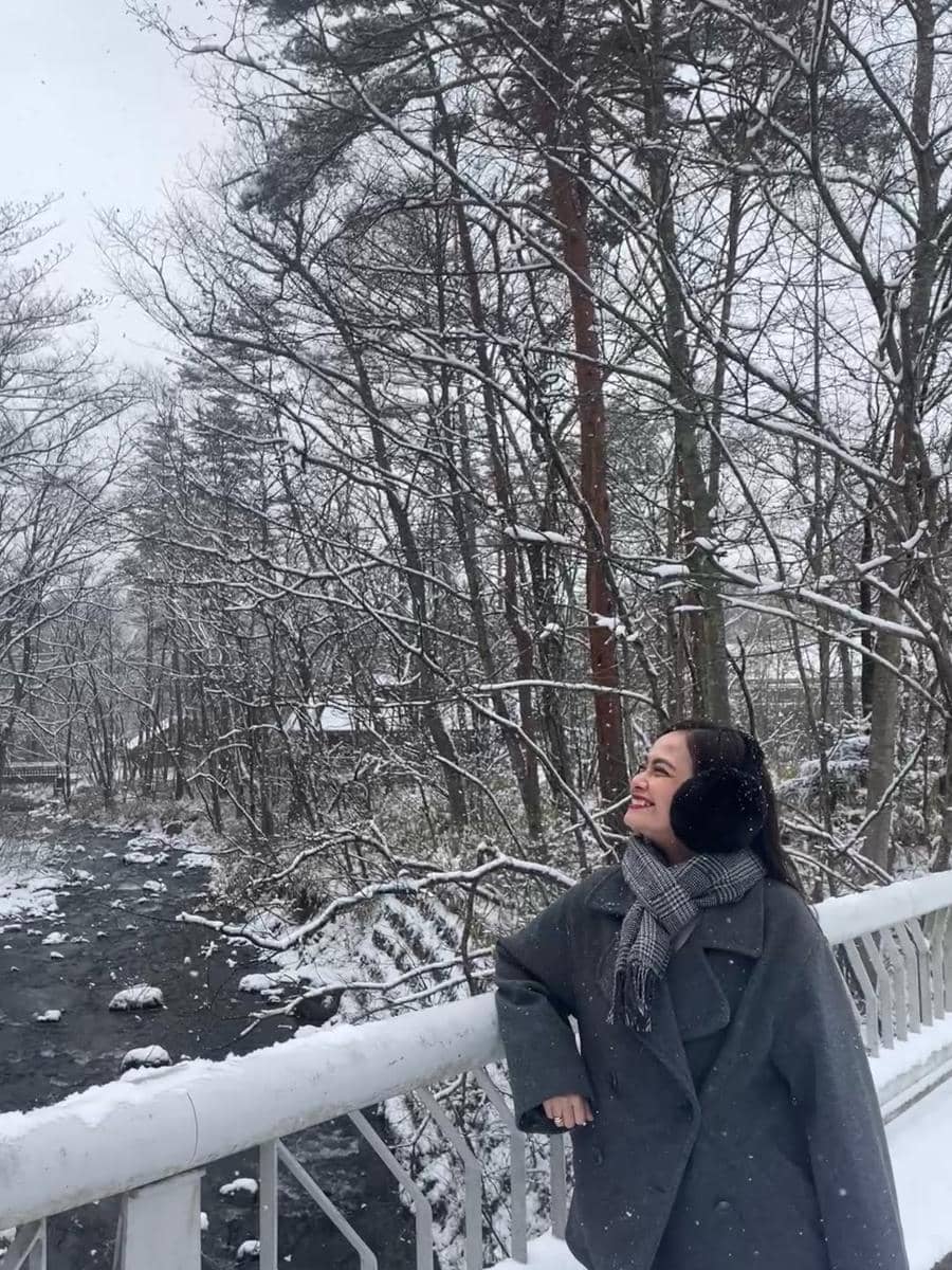 Ersa Mayori dan buah hati main salju di Kota Karuizawa