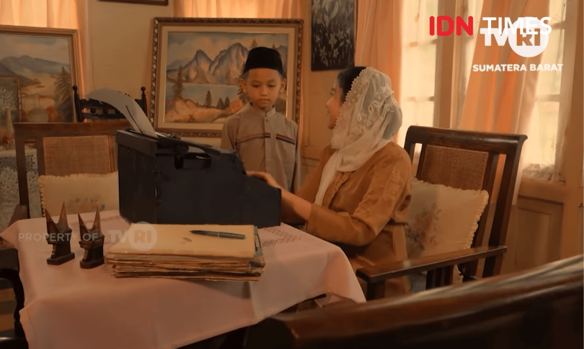 Roehana Koeddoes bersama Sutan Sjahrir (masa kecil) dalam film Roehana Koeddoes via TVRI Sumbar