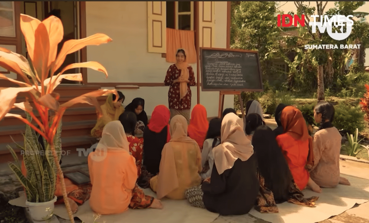 cuplikan adegan Roehana Koeddoes memberikan pendidikan kepada perempuan-perempuan di wilayah Koto Gadang