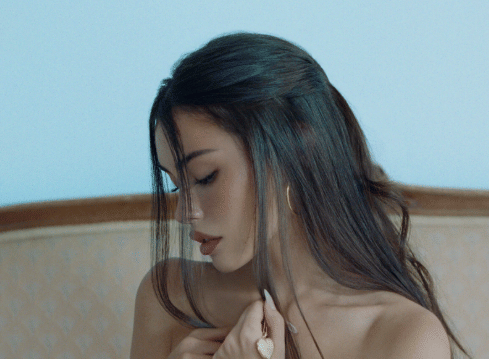 Madison Beer di cover album locket