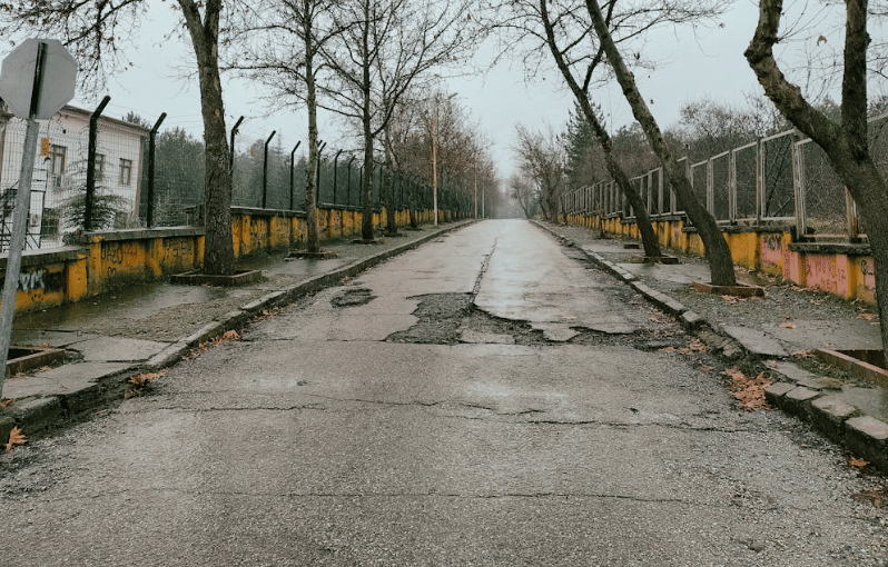 ilustrasi jalan rusak