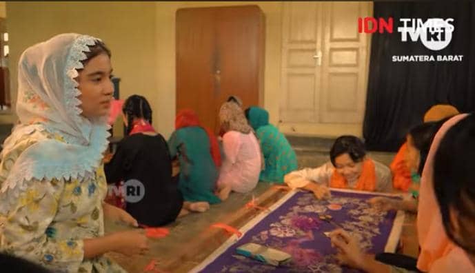 ilustrasi Roehana Koeddoes yang jadi operator perubahan sosial