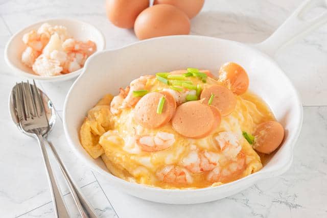 ilustrasi telur dadar dengan campuran