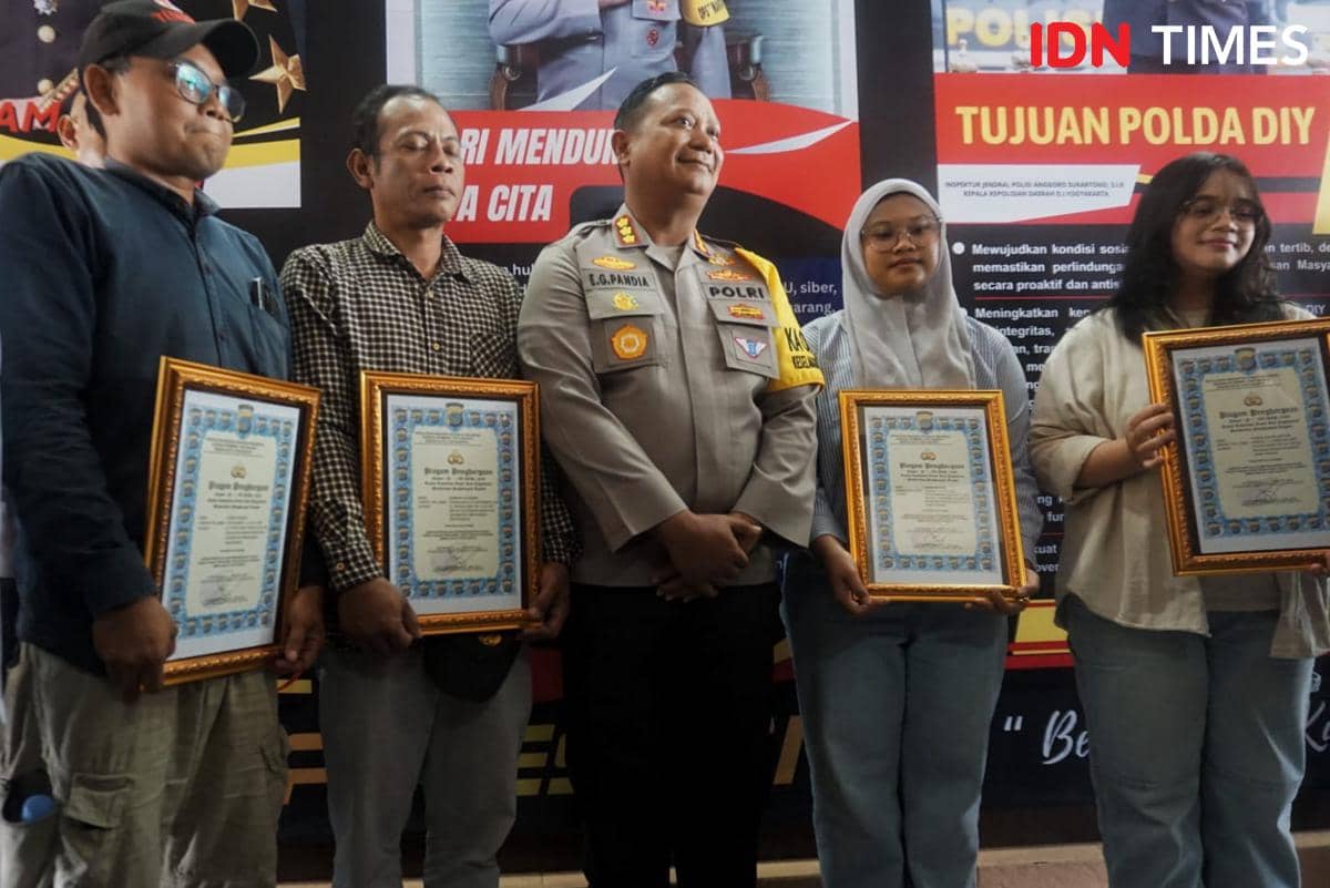 Mahasiswi dan warga yang melumpuhkan jambret mendapat penghargaan berupa piagam juga tali asih dari Polresta Yogyakarta, Rabu (11/2/2026).