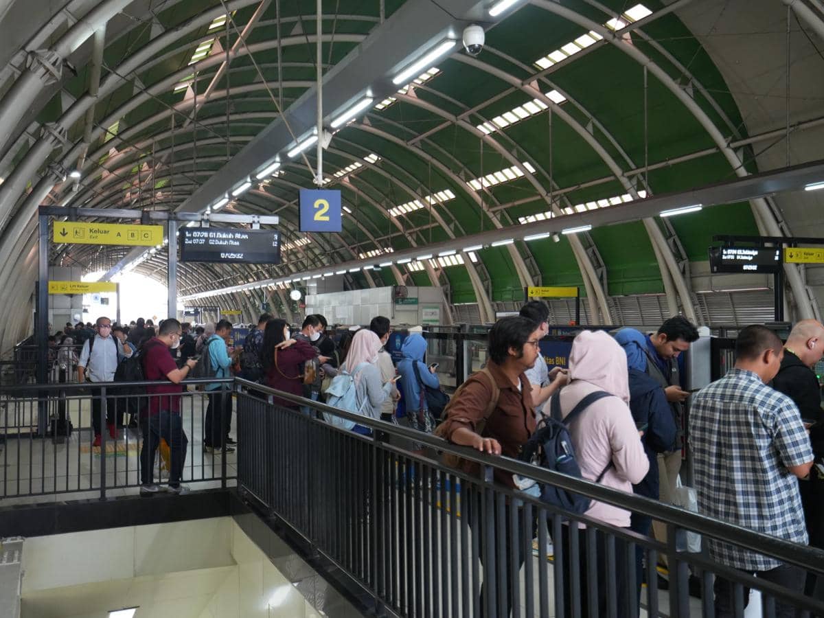 Cara Atur Perjalanan Biar Nyaman, Intip Pola Jam Sibuk LRT Jabodebek