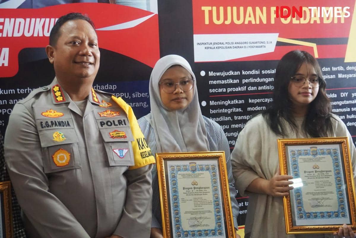Mahasiswi dan warga yang melumpuhkan jambret mendapat penghargaan berupa piagam juga tali asih dari Polresta Yogyakarta, Rabu (11/2/2026). 