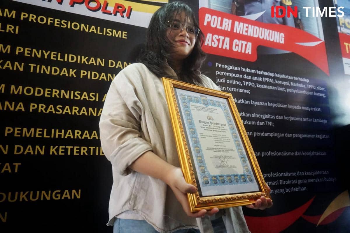 Mahasiswi dan warga yang melumpuhkan jambret mendapat penghargaan berupa piagam juga tali asih dari Polresta Yogyakarta, Rabu (11/2/2026).