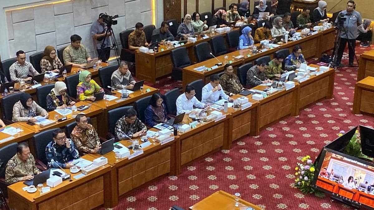 Kementerian Kesehatan rapat kerja bersama Komisi IX DPR RI membahas polemik PBI-JK