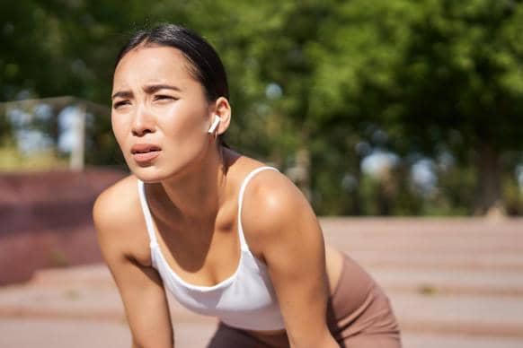 Seorang perempuan mengalami sesak napas saat lari.