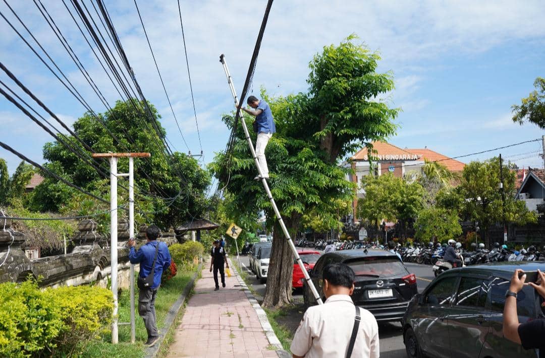 48_pemkab-buleleng-tertibkan-kabel-fiber-optik-semrawut-jalan-pramuka-jadi-titik-awal_2026-02-11-11-45-01.jpg