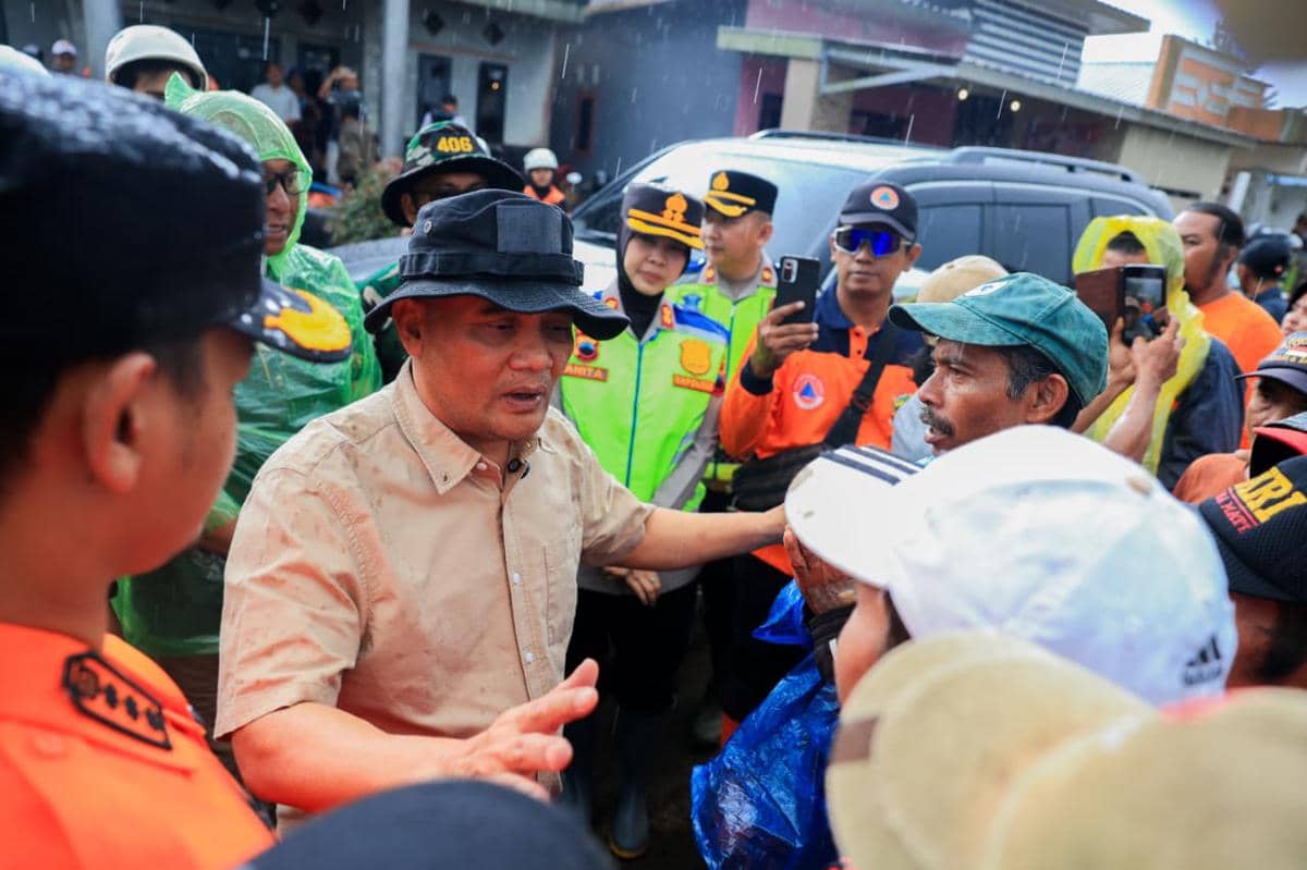 Gubernur Jawa Tengah Ahmad Luthfi meninjau daerah terdampak tanah gerak. Ia menginstruksikan untuk segera melakukan relokasi terhadap 900 korban tanah gerak di Tegal hingga Purbalingga. (dok Pemprov Jateng)