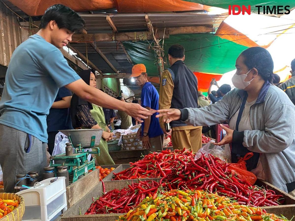 Pedagang cabai melayani pembeli di Pasar Mandalika Kota Mataram.