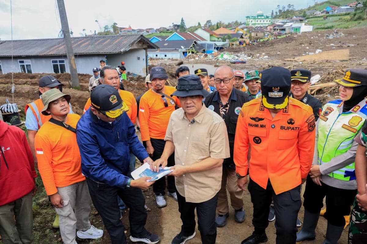 Gubernur Jawa Tengah Ahmad Luthfi meninjau daerah terdampak tanah gerak. Ia menginstruksikan untuk segera melakukan relokasi terhadap 900 korban tanah gerak di Tegal hingga Purbalingga. (dok Pemprov Jateng)