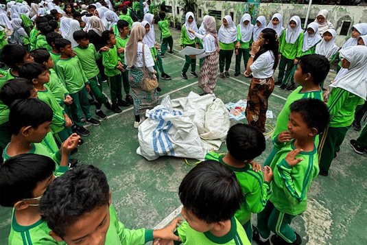 Komunitas Guna Ulang Aja (GUA) membawa program edukasi lingkungan berbasis metode 3R pada siswa SD Negeri Bambu Apus 02 Pamulang, Tangerang Selatan, 