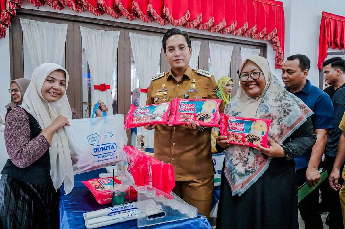 Penyerahan sertifikat halal dan SPP-IRT kepada 100 pelaku UMKM binaan Komunitas Muslimah Sah-Rizki di Gedung Serbaguna PKK Kota Medan (Dok. Diskominfo Medan)