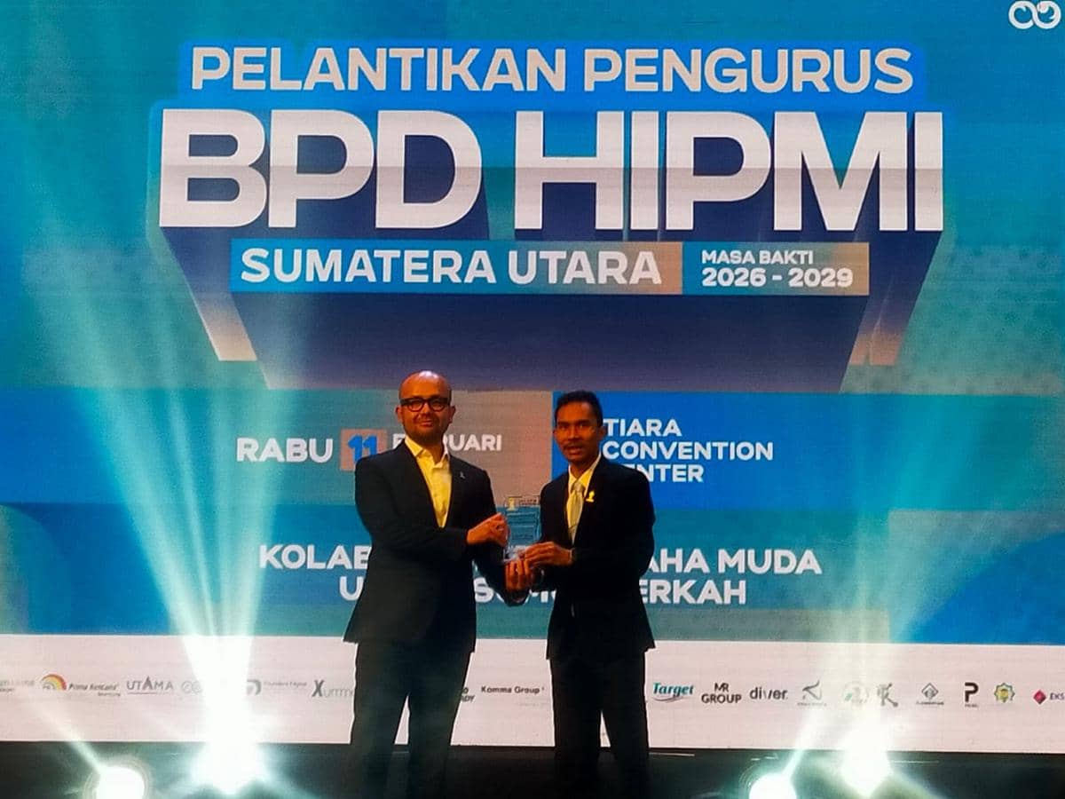 Ketum HIPMI Akbar Himawa Bukhari melantik Ketum HIPMI Sumut Dian Saputra (dok tim Wakil Wali Kota Medan)