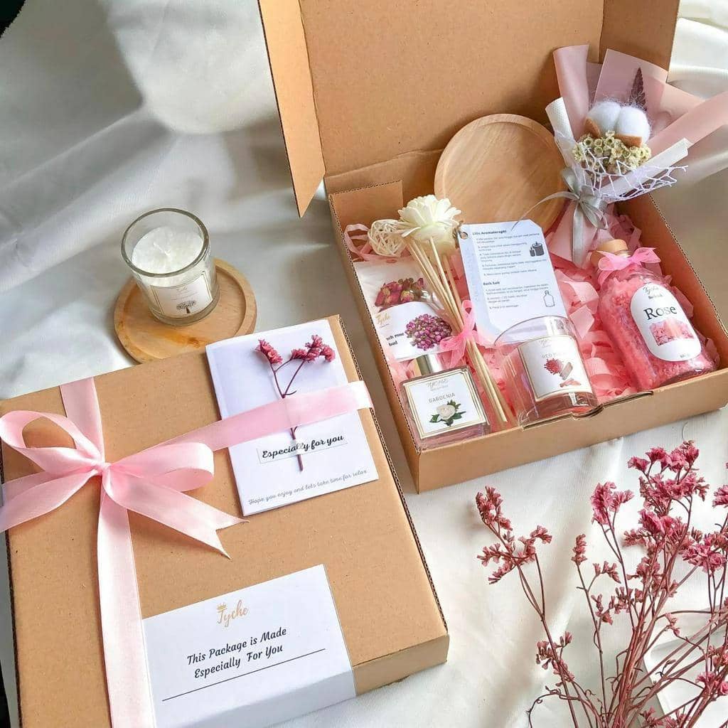 Ilustrasi kado Valentine (Shopee/Tyyychee)