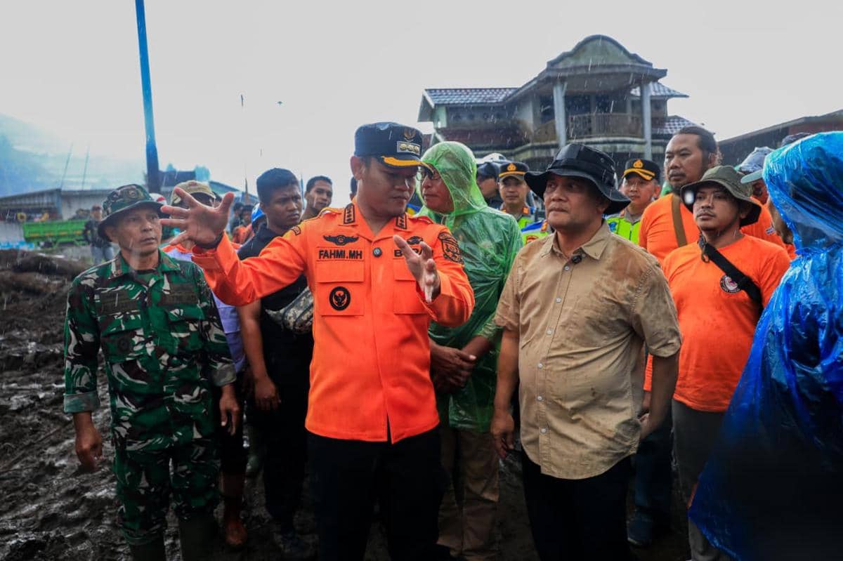 Gubernur Jawa Tengah Ahmad Luthfi meninjau daerah terdampak tanah gerak. Ia menginstruksikan untuk segera melakukan relokasi terhadap 900 korban tanah gerak di Tegal hingga Purbalingga. (dok Pemprov Jateng)